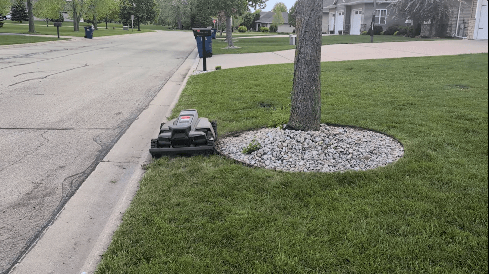 Segway Navimow X430 on our test property: Tree, Curb, and Edging Avoidance